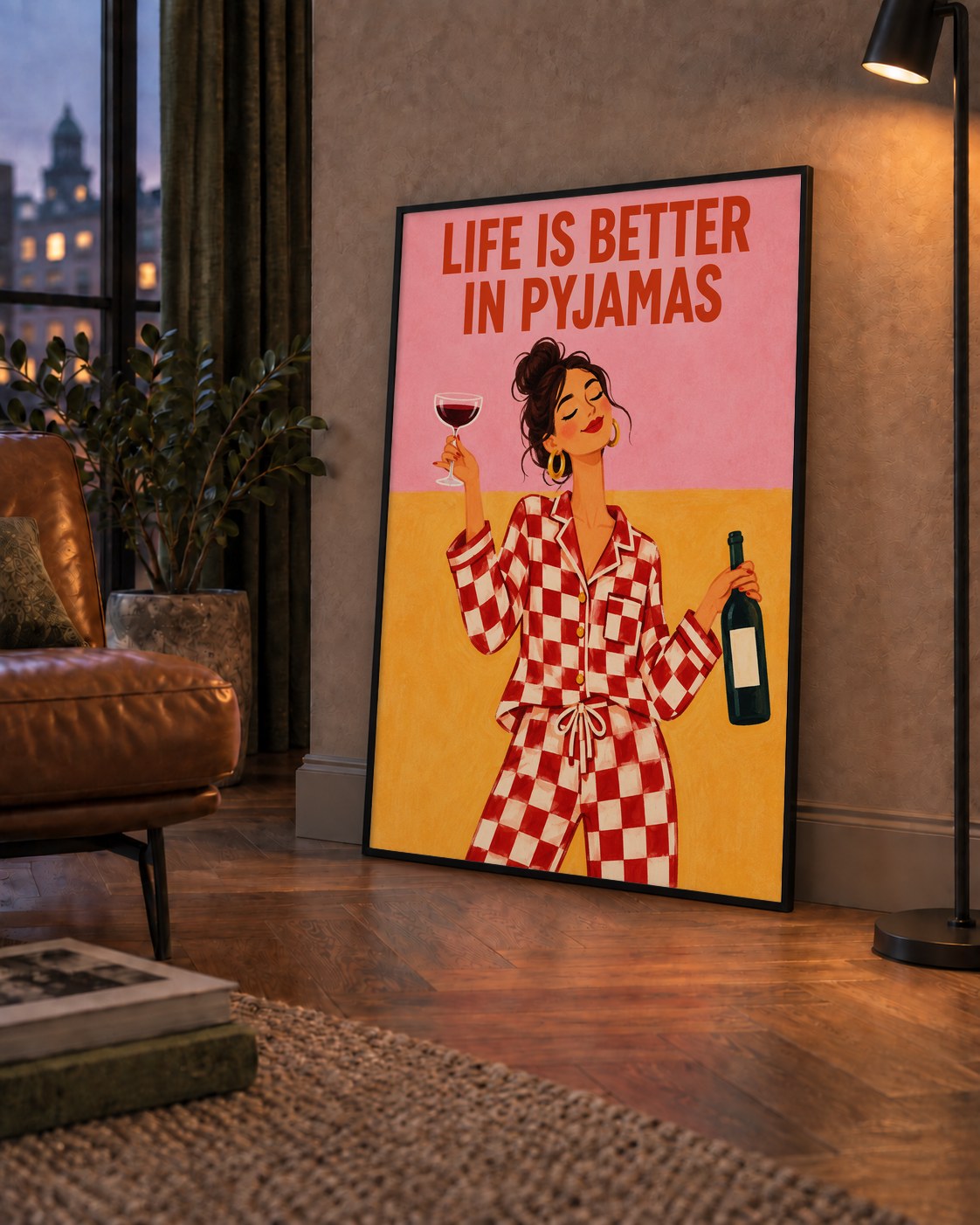 Kareli Pijama ve Şaraplı Renkli Poster – Life is Better in Pyjamas — çerçeveli hâliyle bir ev duvarında