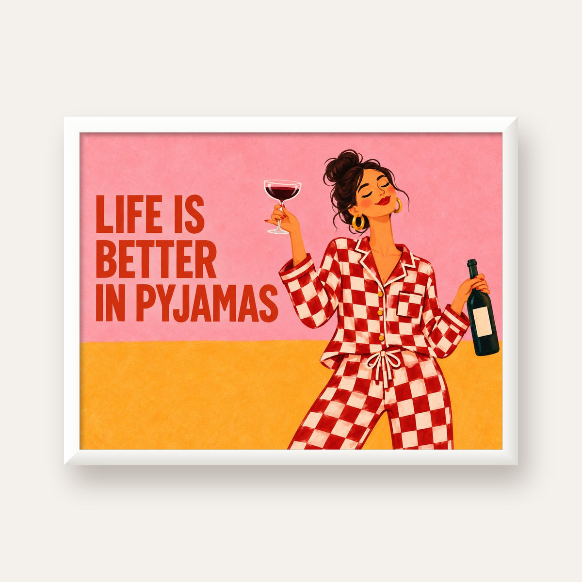 Kareli Pijama ve Şaraplı Renkli Poster – Life is Better in Pyjamas — beyaz çerçeveli yatay poster