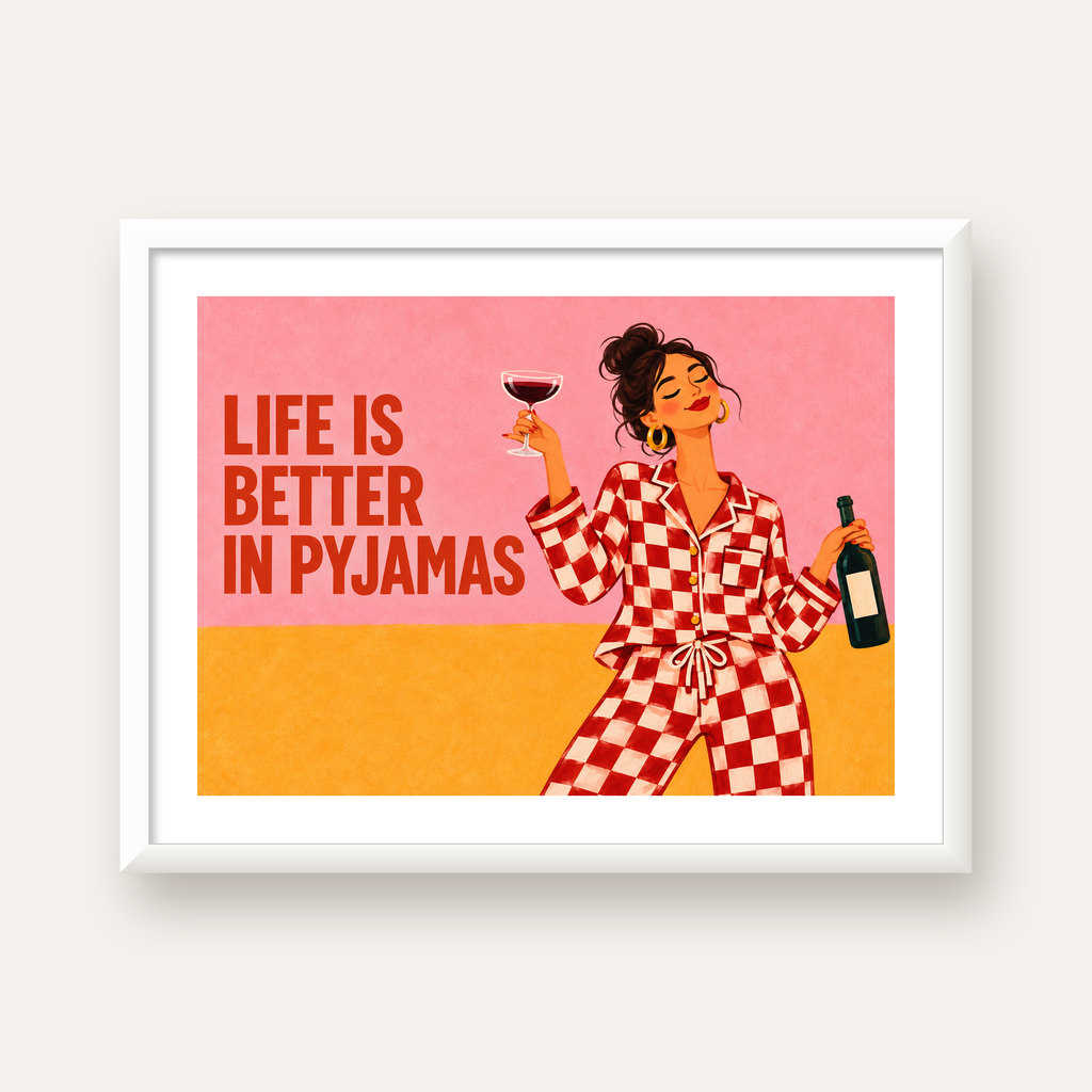 Kareli Pijama ve Şaraplı Renkli Poster – Life is Better in Pyjamas — beyaz çerçeveli yatay poster