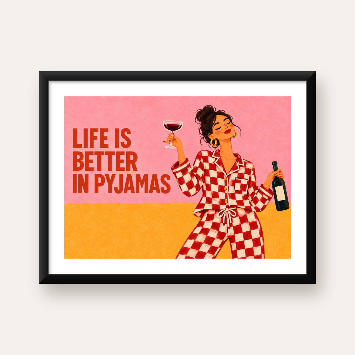 Kareli Pijama ve Şaraplı Renkli Poster – Life is Better in Pyjamas — Yatay baskı, beyaz paspartulu