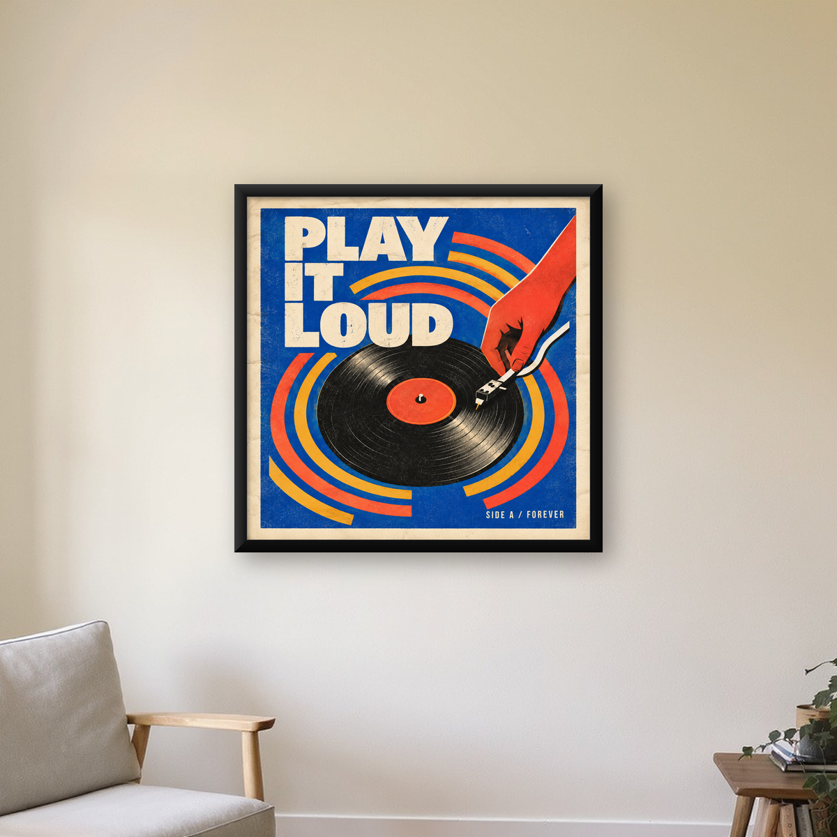 PLAY IT LOUD Retro Vinil Plak & Müzik Temalı Poster — Kare baskı, çerçeveli hâliyle bir ev duvarında