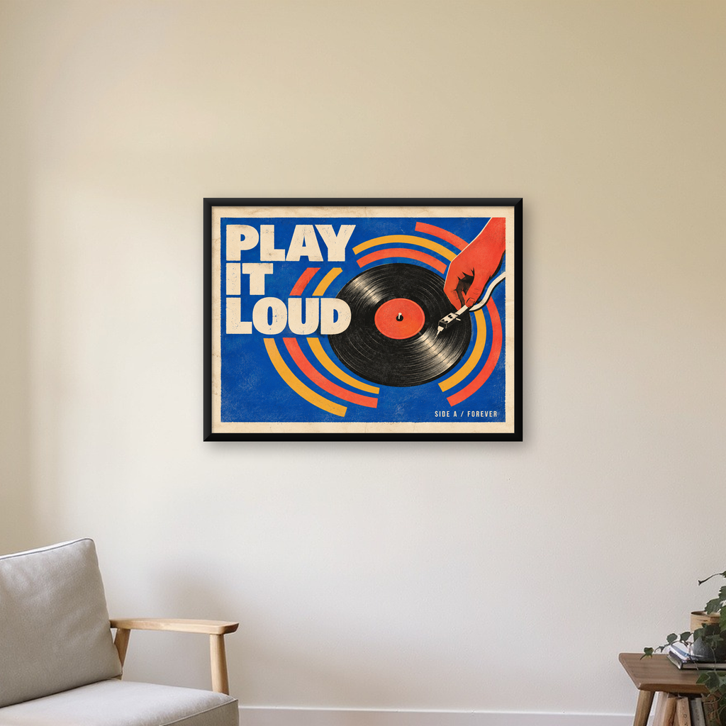 PLAY IT LOUD Retro Vinil Plak & Müzik Temalı Poster — Yatay baskı, çerçeveli hâliyle bir ev duvarında
