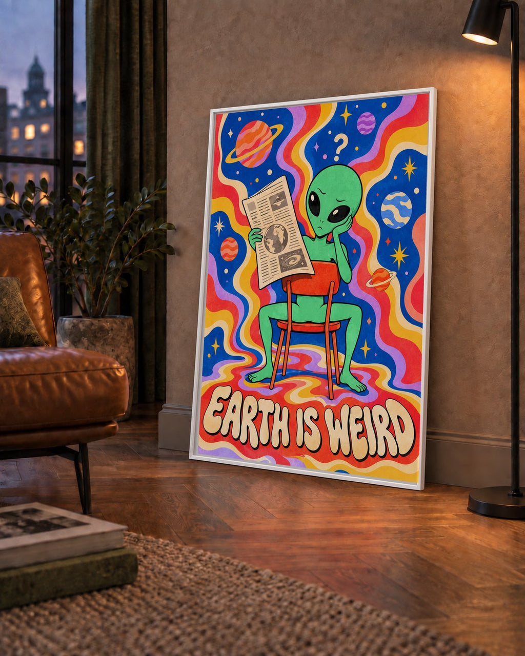 Uzaylı ve Retro Psikedelik Desenli Pop-Art Poster — çerçeveli hâliyle bir ev duvarında