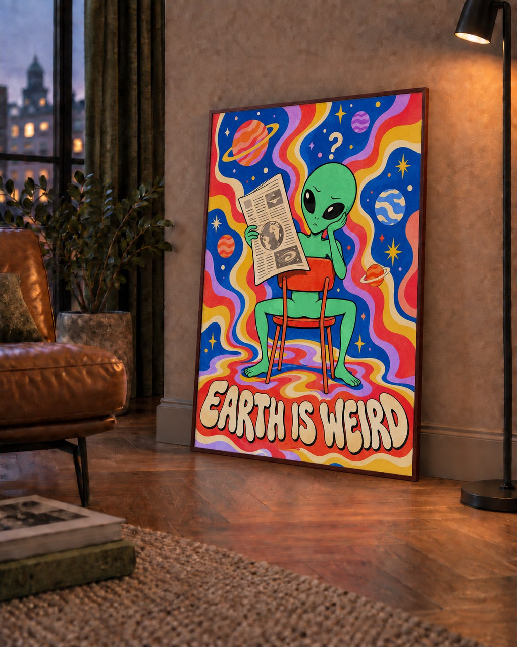 Uzaylı ve Retro Psikedelik Desenli Pop-Art Poster — çerçeveli hâliyle bir ev duvarında