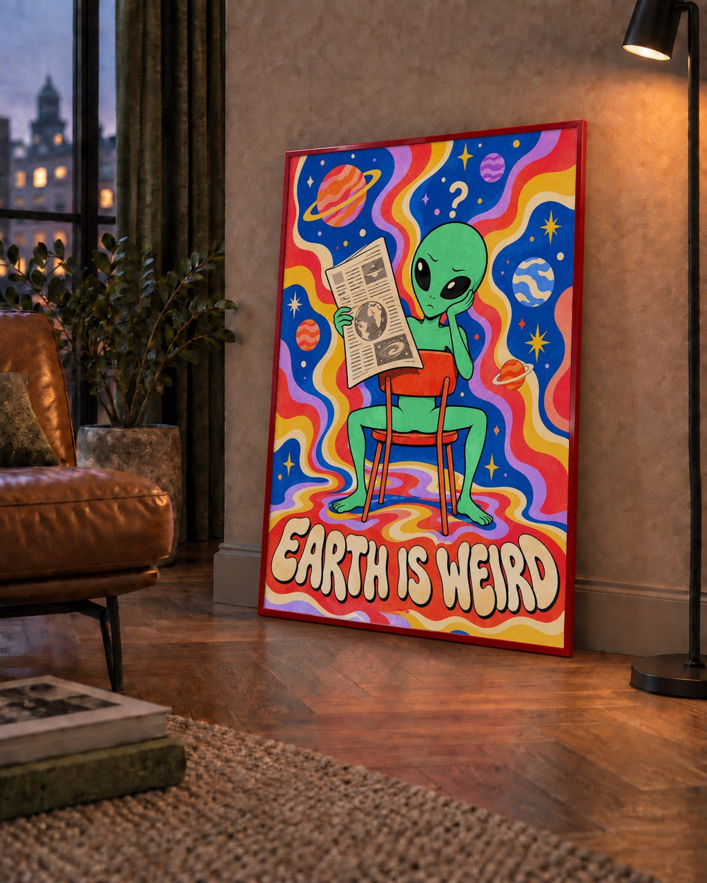 Uzaylı ve Retro Psikedelik Desenli Pop-Art Poster — çerçeveli hâliyle bir ev duvarında