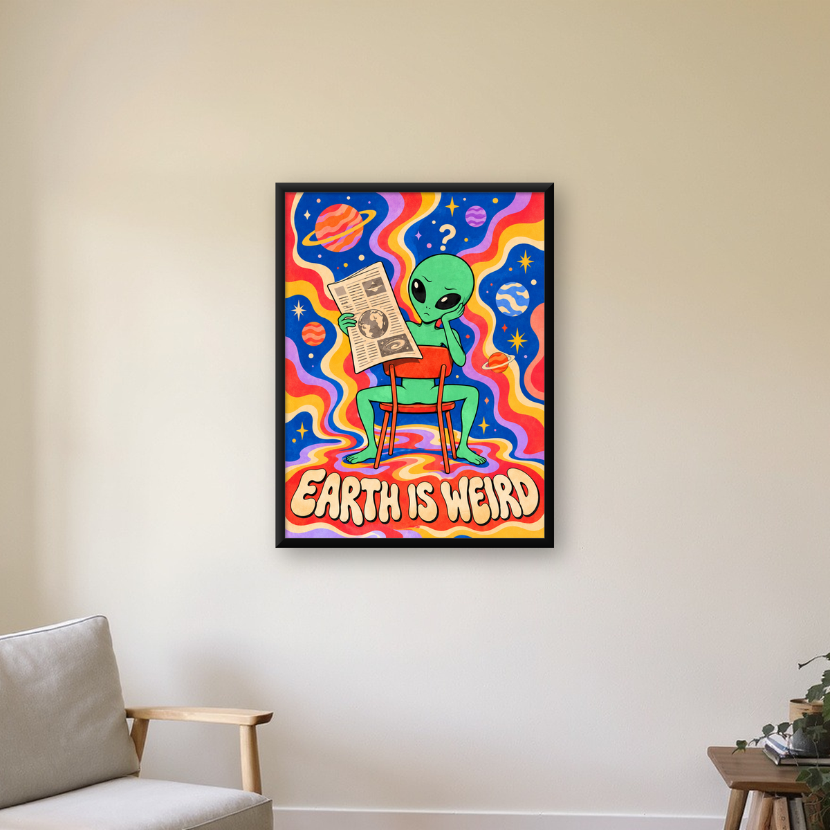 Uzaylı ve Retro Psikedelik Desenli Pop-Art Poster — Dikey baskı, çerçeveli hâliyle bir ev duvarında