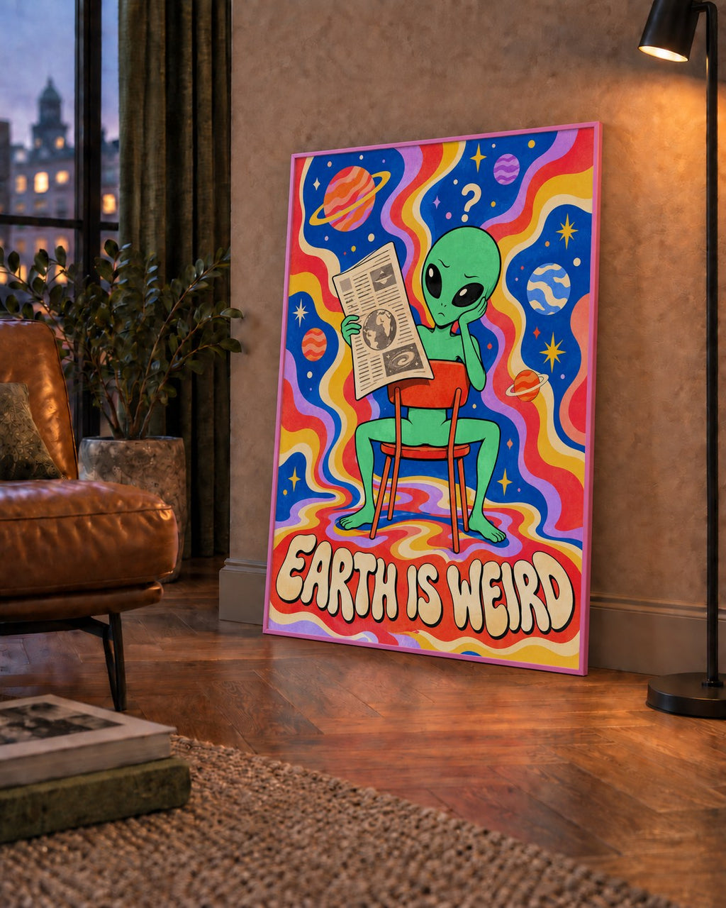 Uzaylı ve Retro Psikedelik Desenli Pop-Art Poster — çerçeveli hâliyle bir ev duvarında
