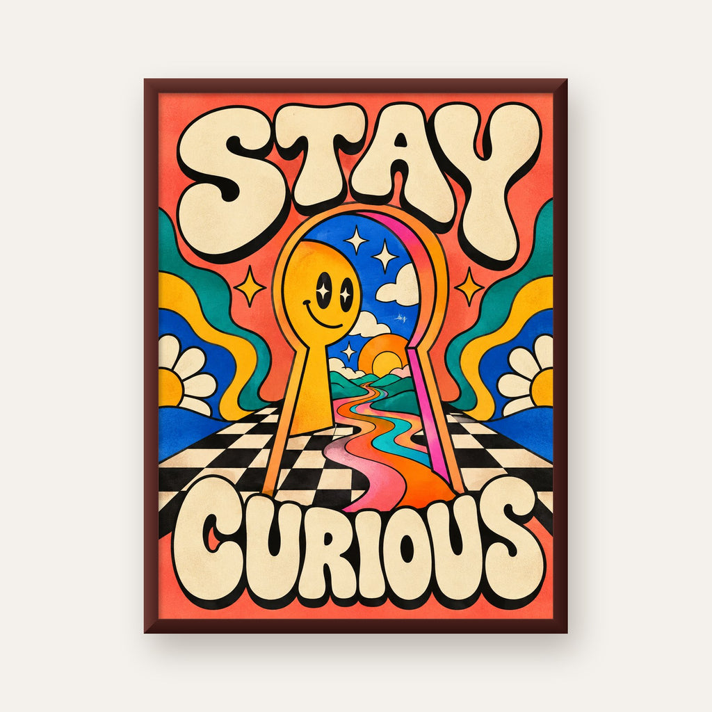Psikedelik Anahtar Deliği ve STAY CURIOUS Poster Baskı — ceviz çerçeveli