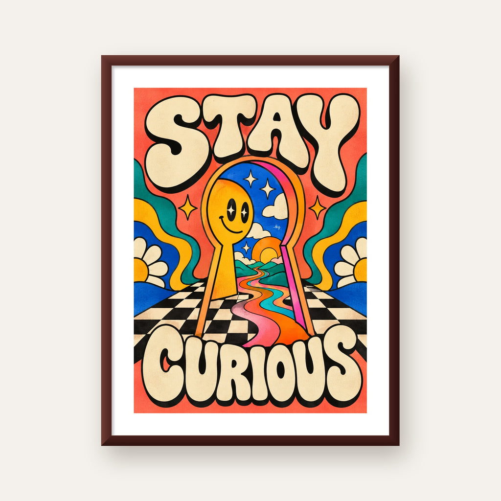 Psikedelik Anahtar Deliği ve STAY CURIOUS Poster Baskı — ceviz çerçeveli paspartulu