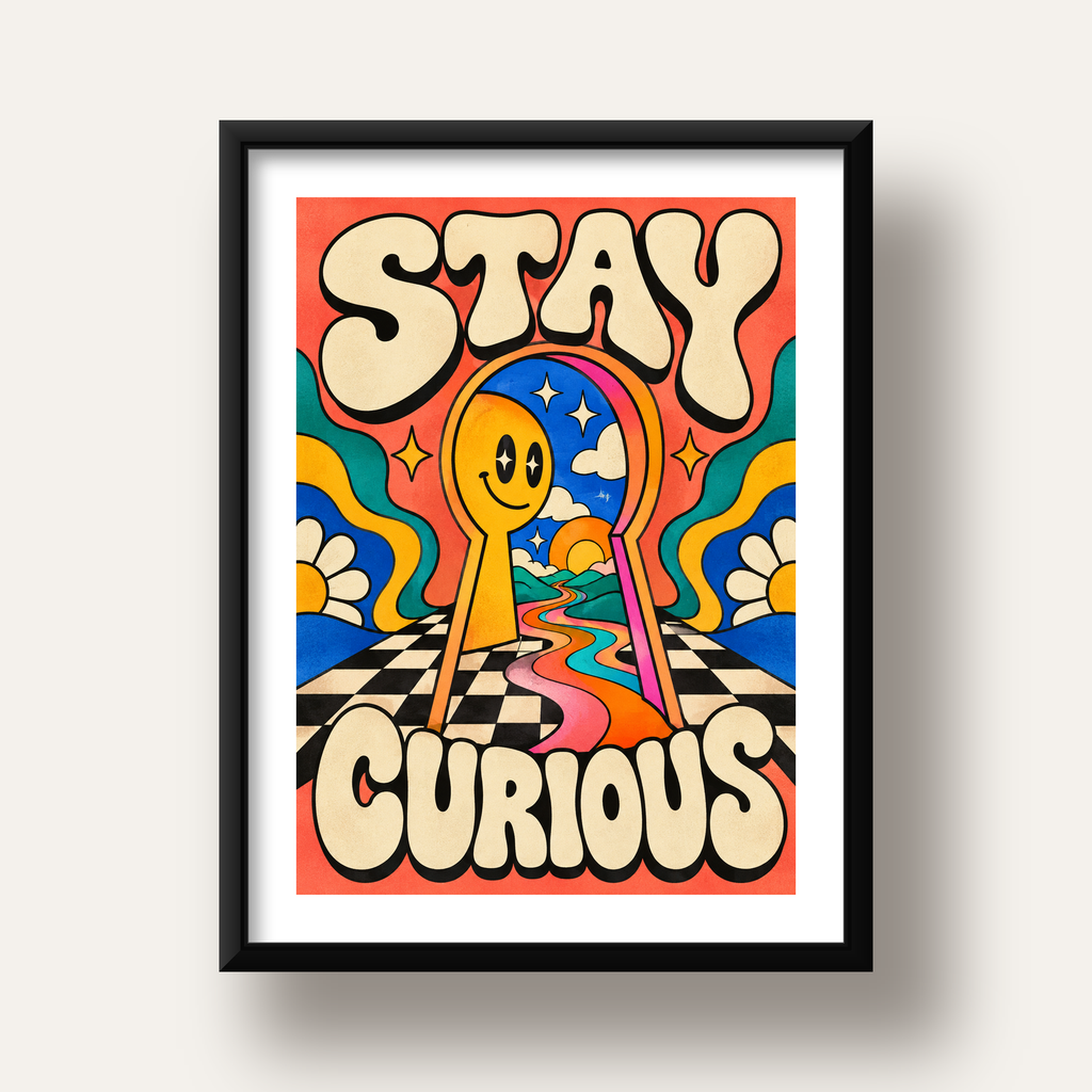 Psikedelik Anahtar Deliği ve STAY CURIOUS Poster Baskı — siyah derin çerçeveli paspartulu