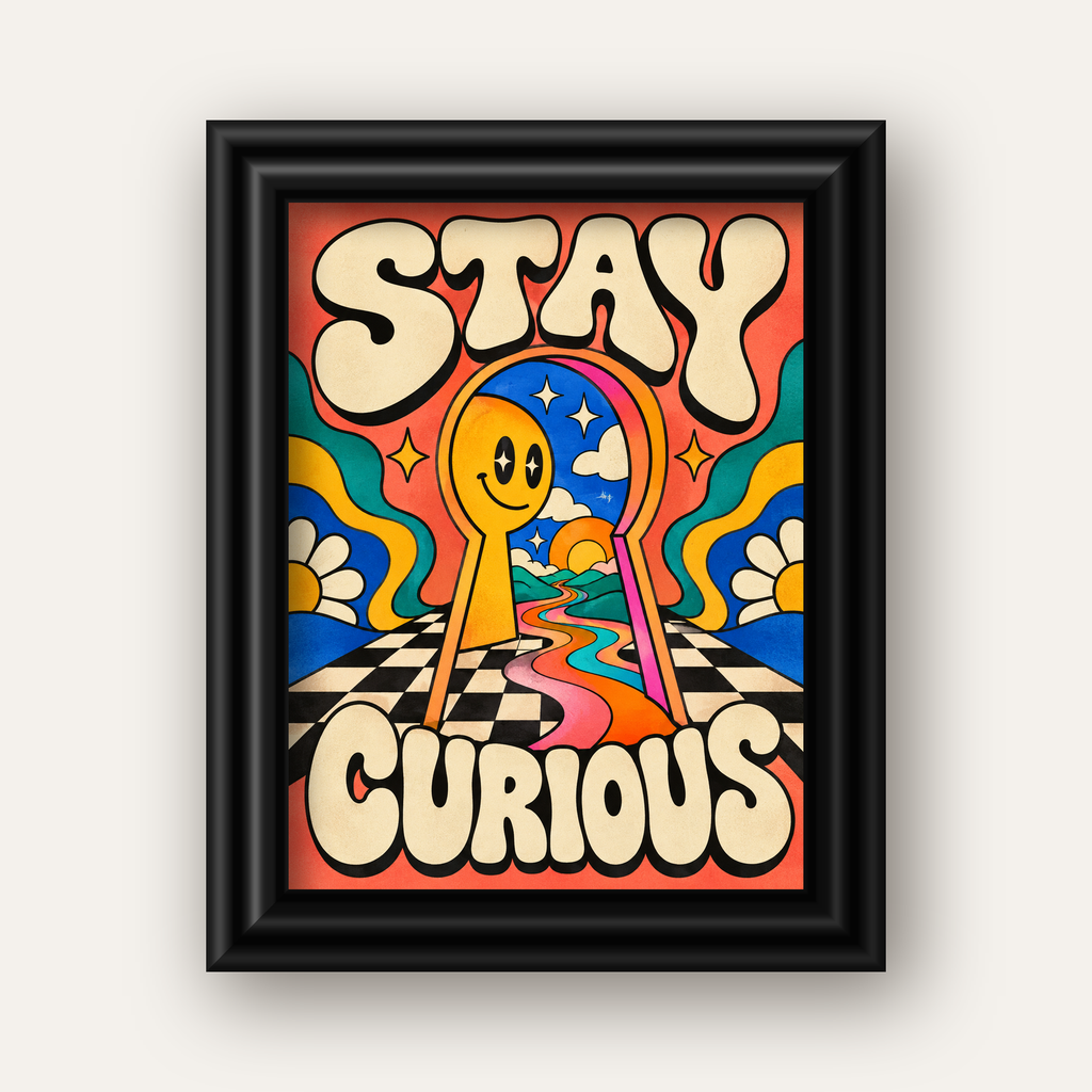 Psikedelik Anahtar Deliği ve STAY CURIOUS Poster Baskı — siyah galeri çerçeveli