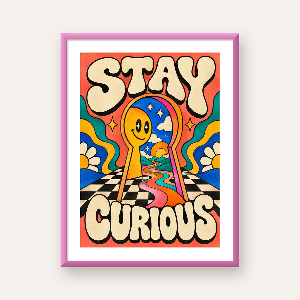 Psikedelik Anahtar Deliği ve STAY CURIOUS Poster Baskı — pembe çerçeveli paspartulu