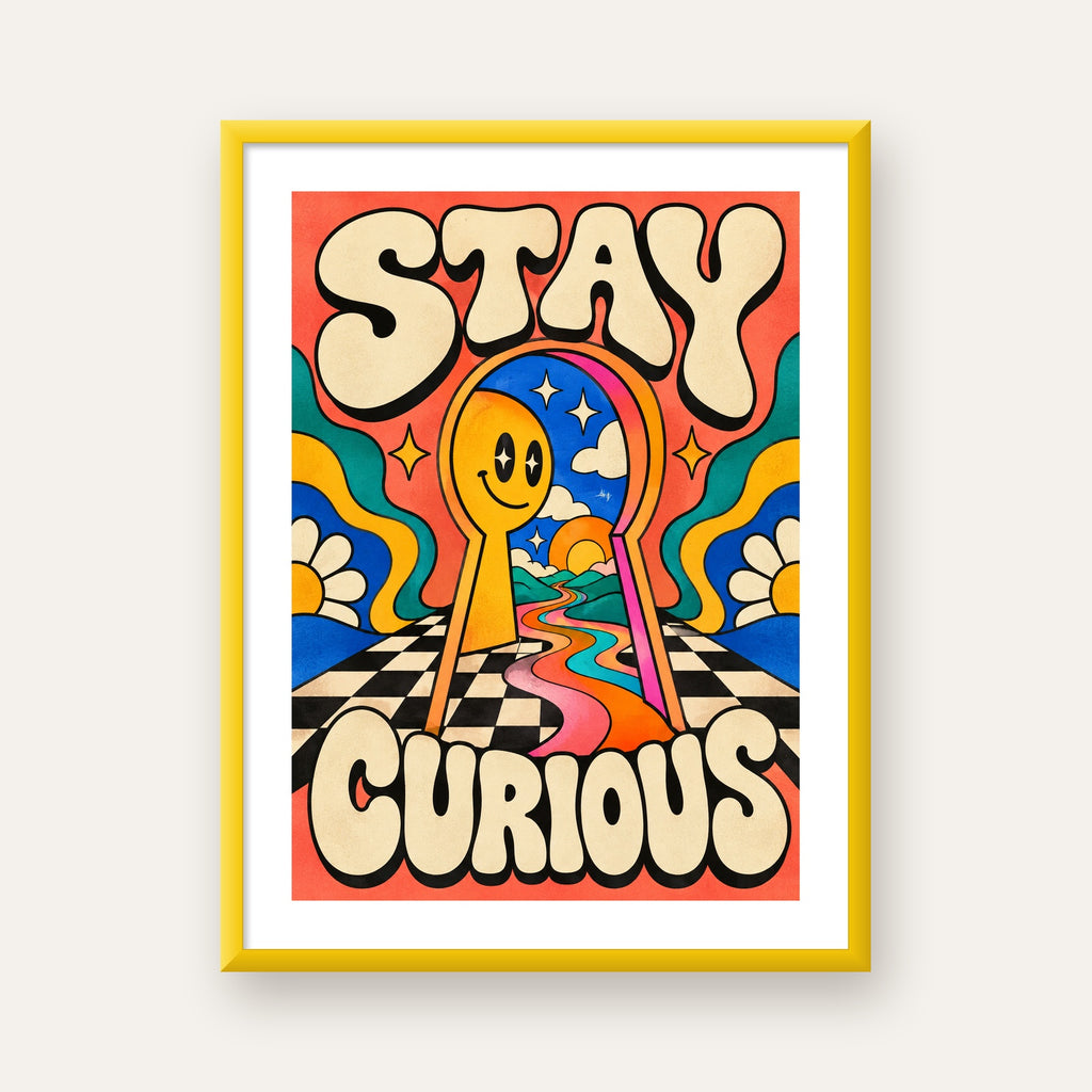 Psikedelik Anahtar Deliği ve STAY CURIOUS Poster Baskı — sarı çerçeveli paspartulu