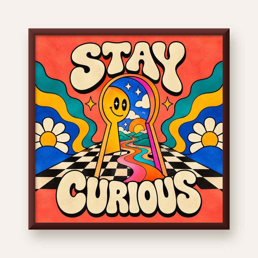 Psikedelik Anahtar Deliği ve STAY CURIOUS Poster Baskı — ceviz çerçeveli