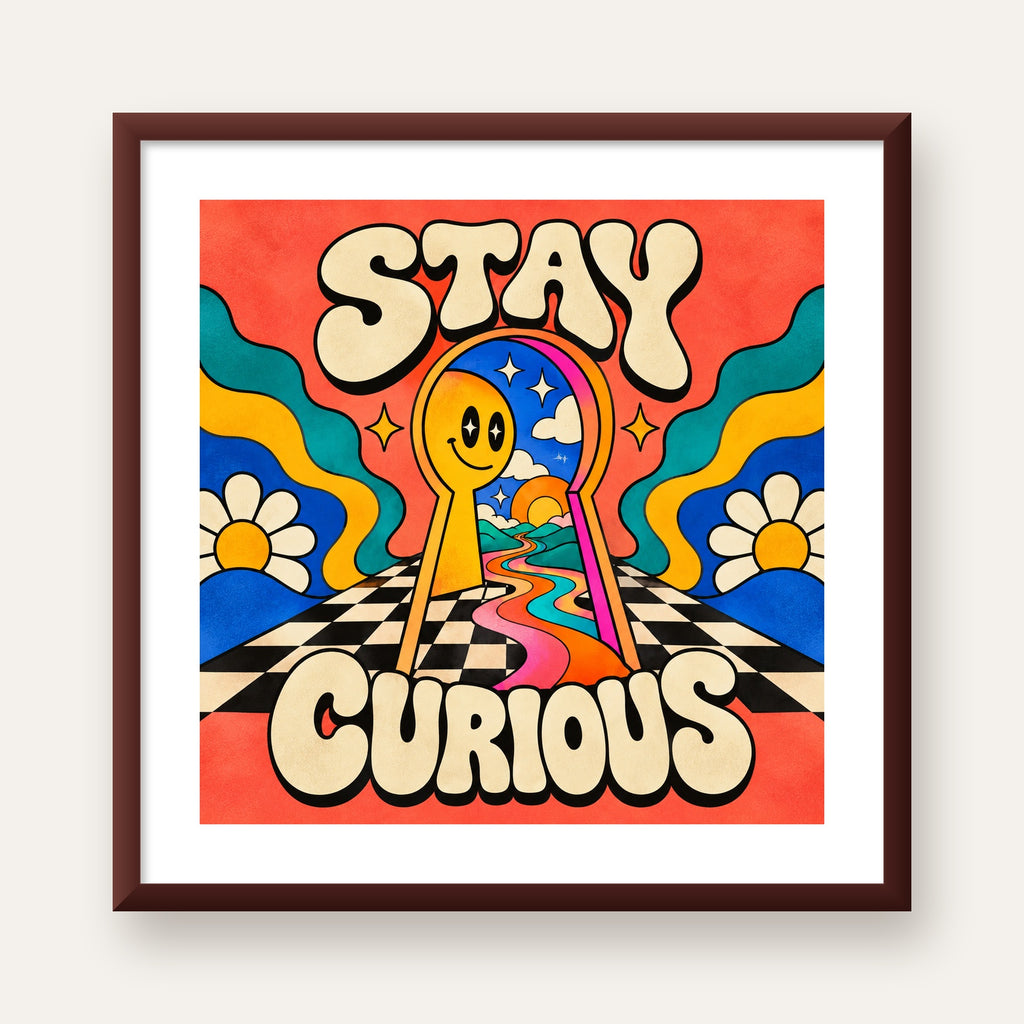 Psikedelik Anahtar Deliği ve STAY CURIOUS Poster Baskı — ceviz çerçeveli paspartulu