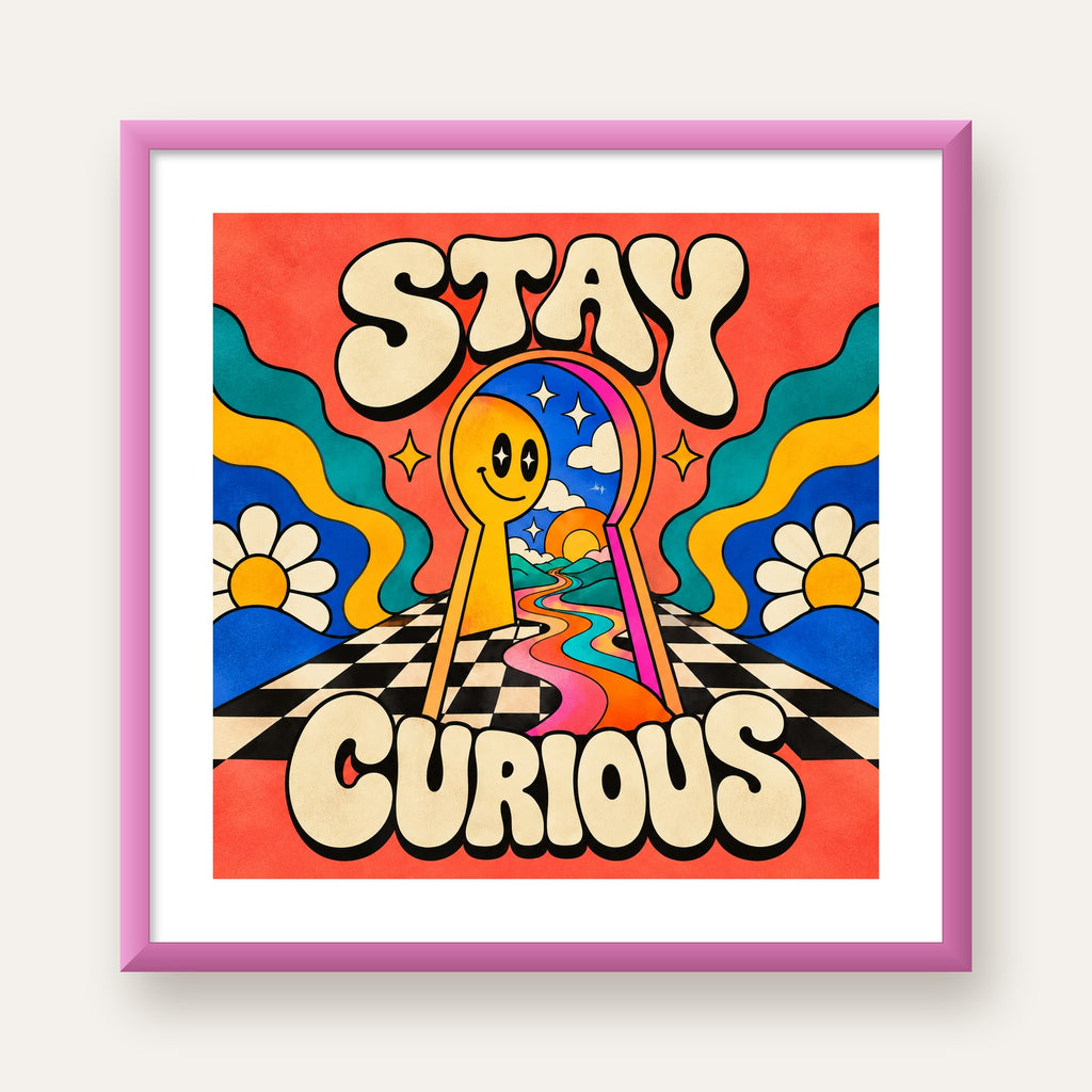 Psikedelik Anahtar Deliği ve STAY CURIOUS Poster Baskı — pembe çerçeveli paspartulu
