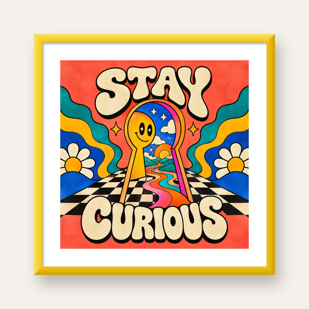 Psikedelik Anahtar Deliği ve STAY CURIOUS Poster Baskı — sarı çerçeveli paspartulu