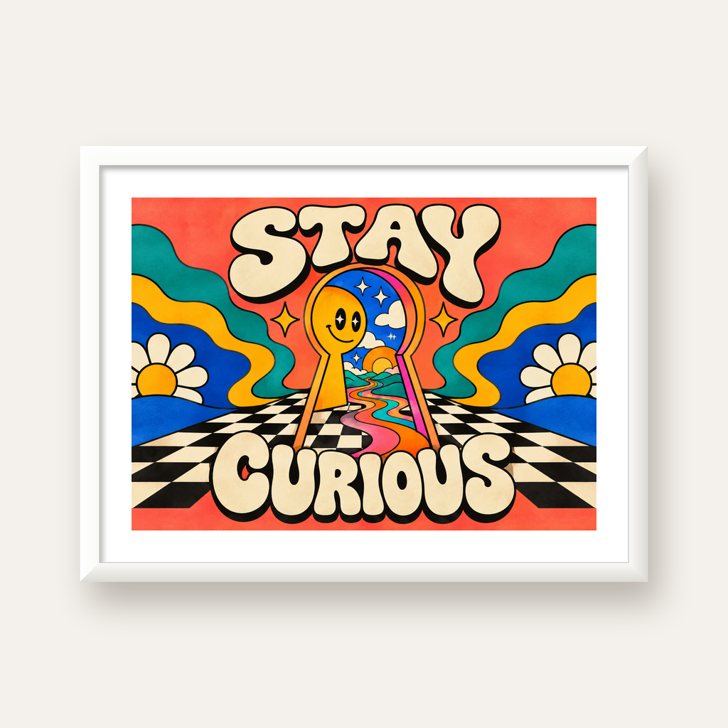 Psikedelik Anahtar Deliği ve STAY CURIOUS Poster Baskı — beyaz çerçeveli yatay poster