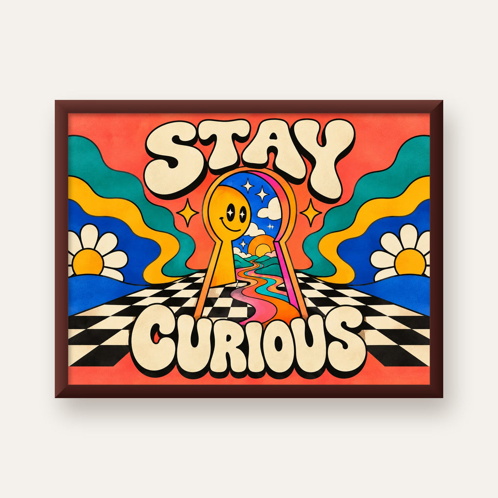 Psikedelik Anahtar Deliği ve STAY CURIOUS Poster Baskı — ceviz çerçeveli