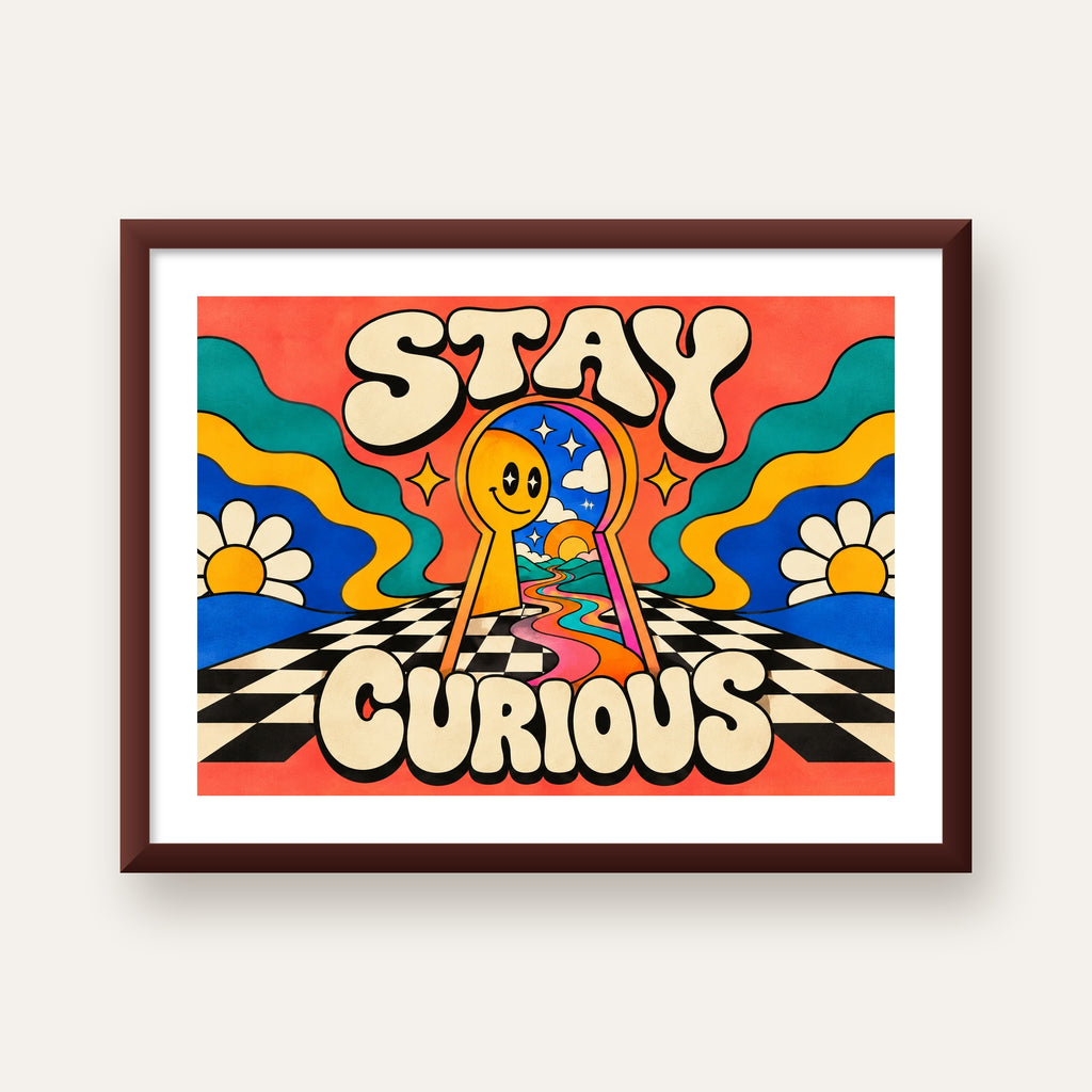 Psikedelik Anahtar Deliği ve STAY CURIOUS Poster Baskı — ceviz çerçeveli paspartulu