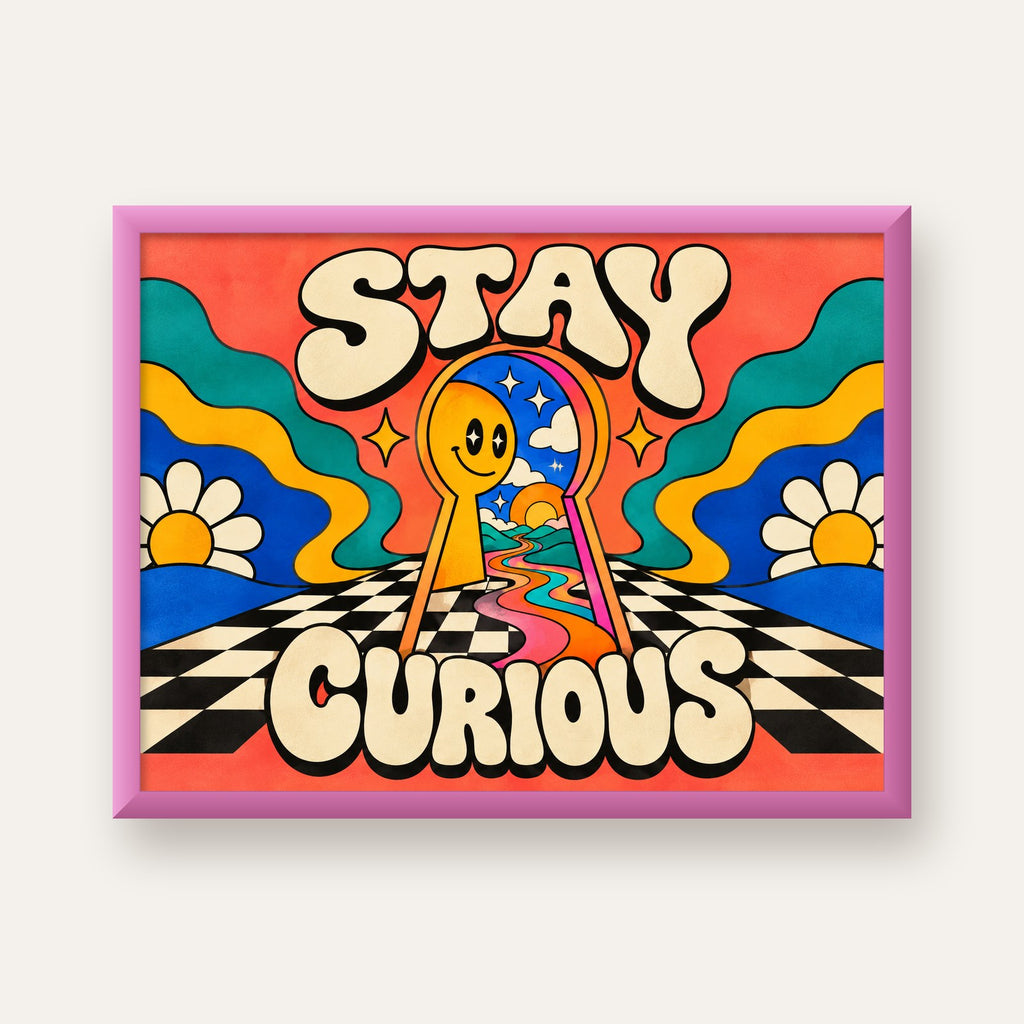Psikedelik Anahtar Deliği ve STAY CURIOUS Poster Baskı — pembe çerçeveli