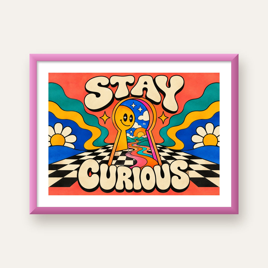Psikedelik Anahtar Deliği ve STAY CURIOUS Poster Baskı — pembe çerçeveli paspartulu