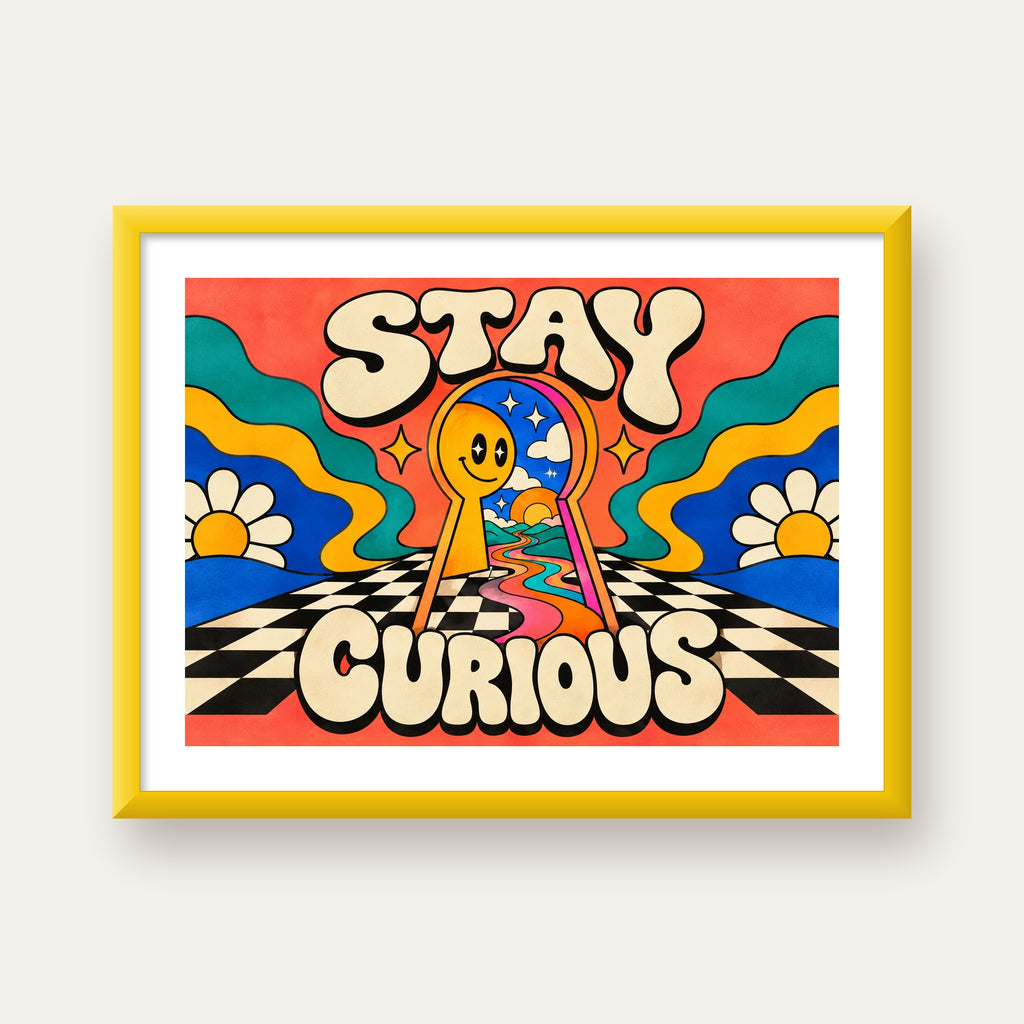 Psikedelik Anahtar Deliği ve STAY CURIOUS Poster Baskı — sarı çerçeveli paspartulu