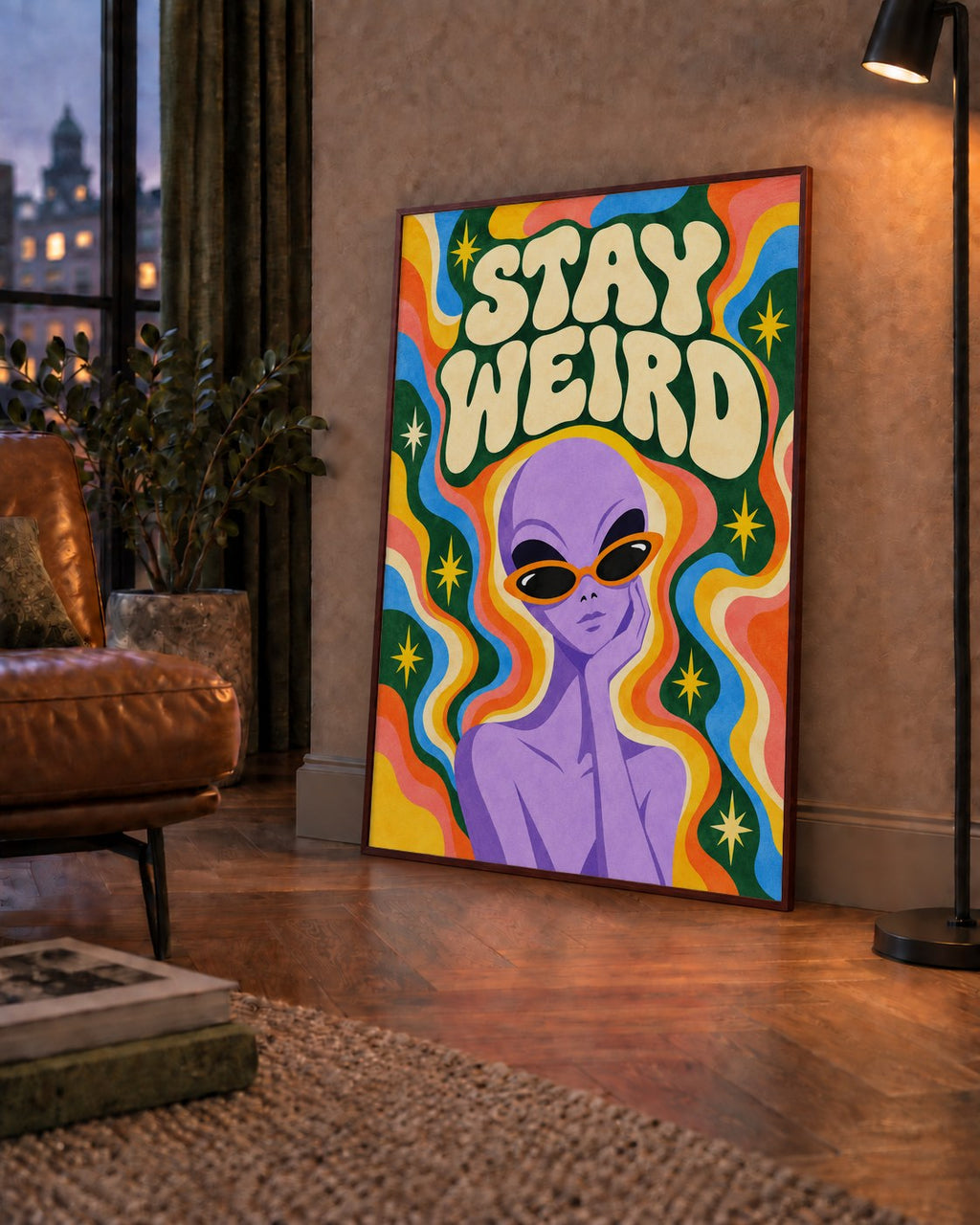 Retro Psikedelik Uzaylı Poster – Stay Weird Dijital Duvar Sanatı — çerçeveli hâliyle bir ev duvarında