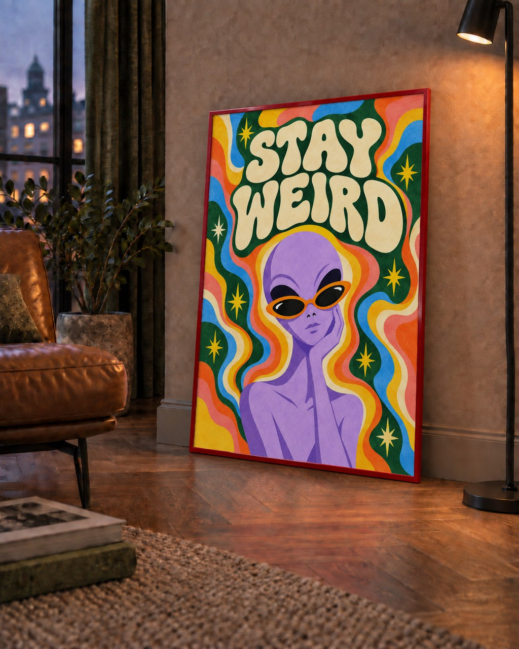 Retro Psikedelik Uzaylı Poster – Stay Weird Dijital Duvar Sanatı — çerçeveli hâliyle bir ev duvarında