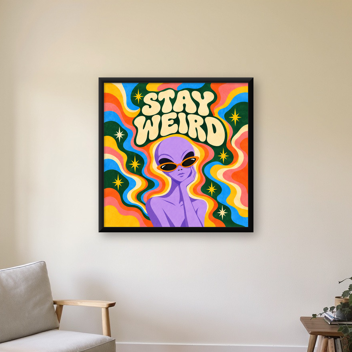 Retro Psikedelik Uzaylı Poster – Stay Weird Dijital Duvar Sanatı — Kare baskı, çerçeveli hâliyle bir ev duvarında