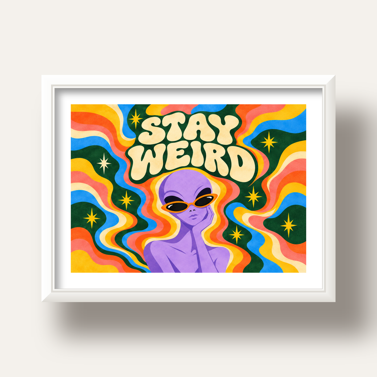 Retro Psikedelik Uzaylı Poster – Stay Weird Dijital Duvar Sanatı — beyaz derin çerçeveli paspartulu
