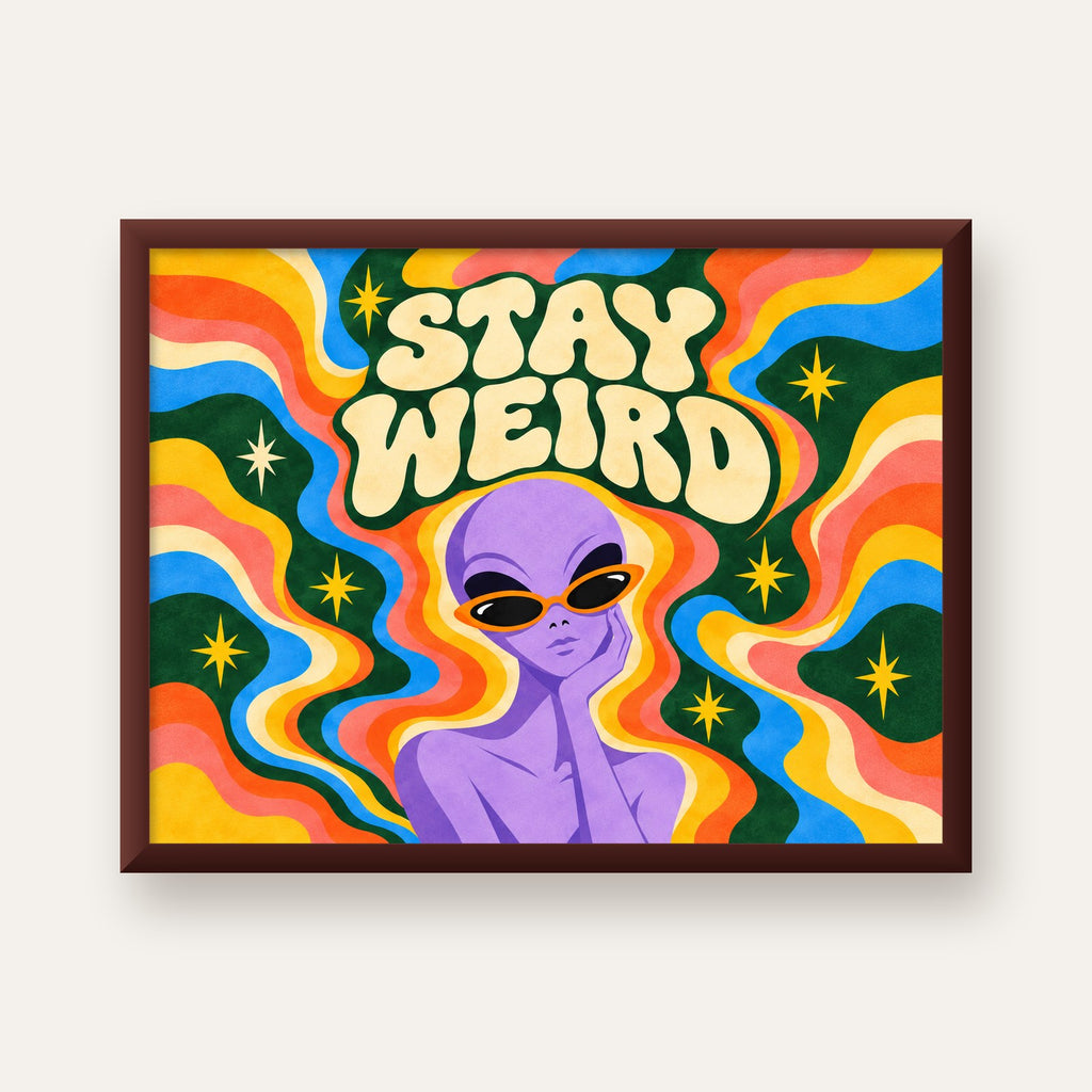 Retro Psikedelik Uzaylı Poster – Stay Weird Dijital Duvar Sanatı — ceviz çerçeveli