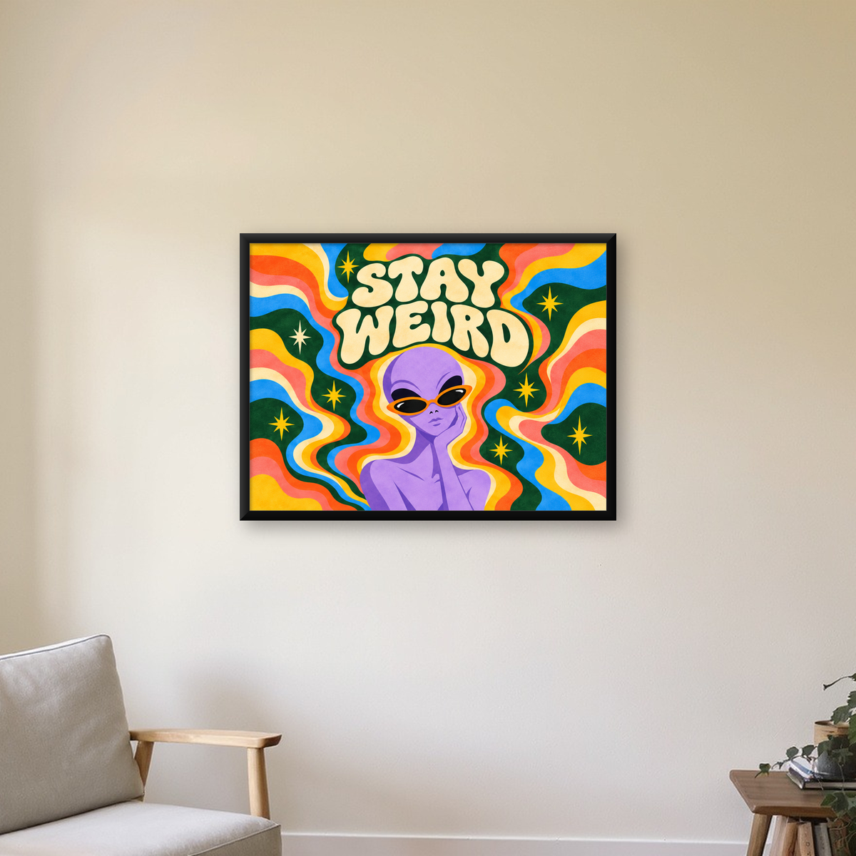 Retro Psikedelik Uzaylı Poster – Stay Weird Dijital Duvar Sanatı — Yatay baskı, çerçeveli hâliyle bir ev duvarında
