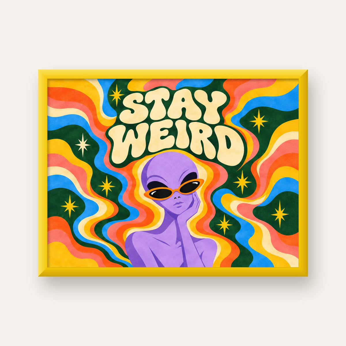 Retro Psikedelik Uzaylı Poster – Stay Weird Dijital Duvar Sanatı — sarı çerçeveli