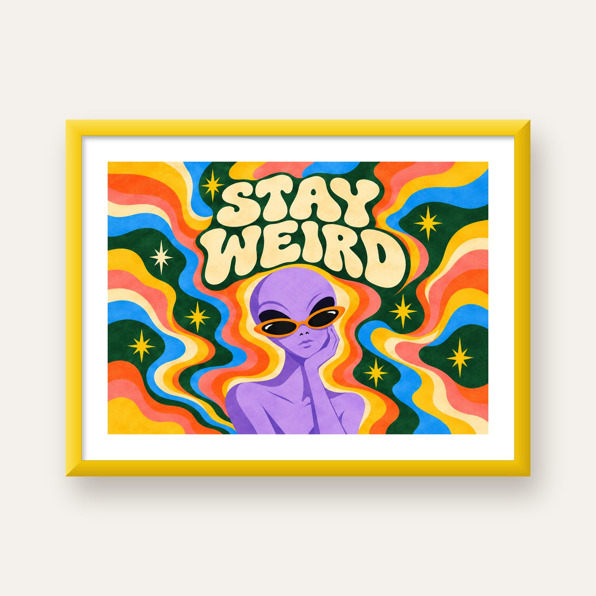 Retro Psikedelik Uzaylı Poster – Stay Weird Dijital Duvar Sanatı — sarı çerçeveli paspartulu