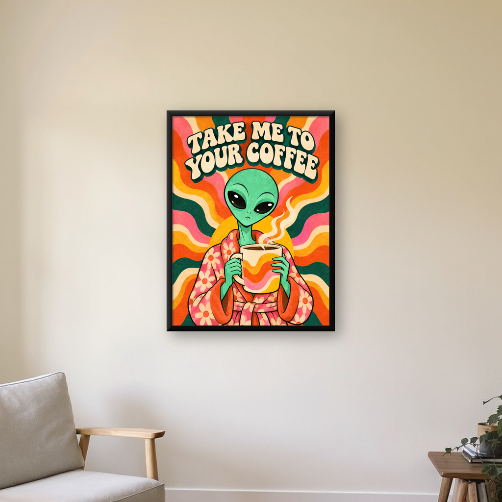 Uzaylı ve Kahve Mizahı: Renkli Retro Poster Dekoru — Dikey baskı, çerçeveli hâliyle bir ev duvarında