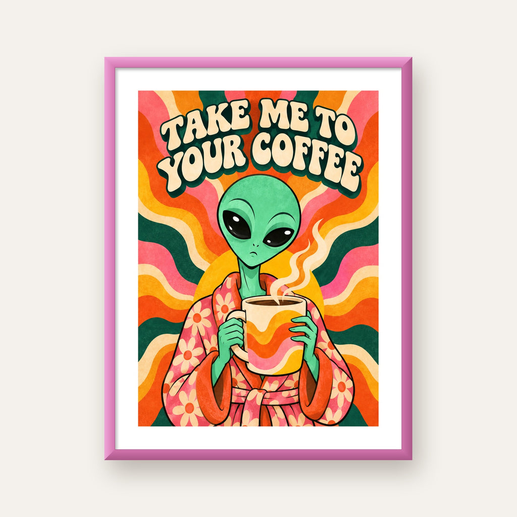 Uzaylı ve Kahve Mizahı: Renkli Retro Poster Dekoru — pembe çerçeveli paspartulu