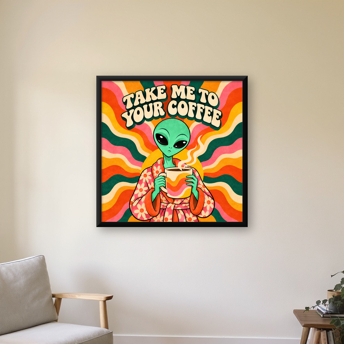 Uzaylı ve Kahve Mizahı: Renkli Retro Poster Dekoru — Kare baskı, çerçeveli hâliyle bir ev duvarında
