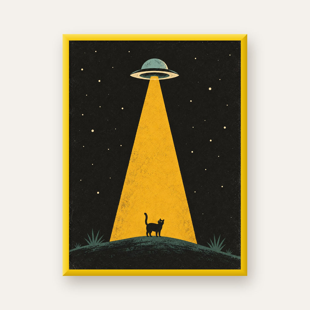 Uzaylı ve Kedi Silüetli Dijital Poster – Gece Gökyüzü Tasarımı — sarı çerçeveli