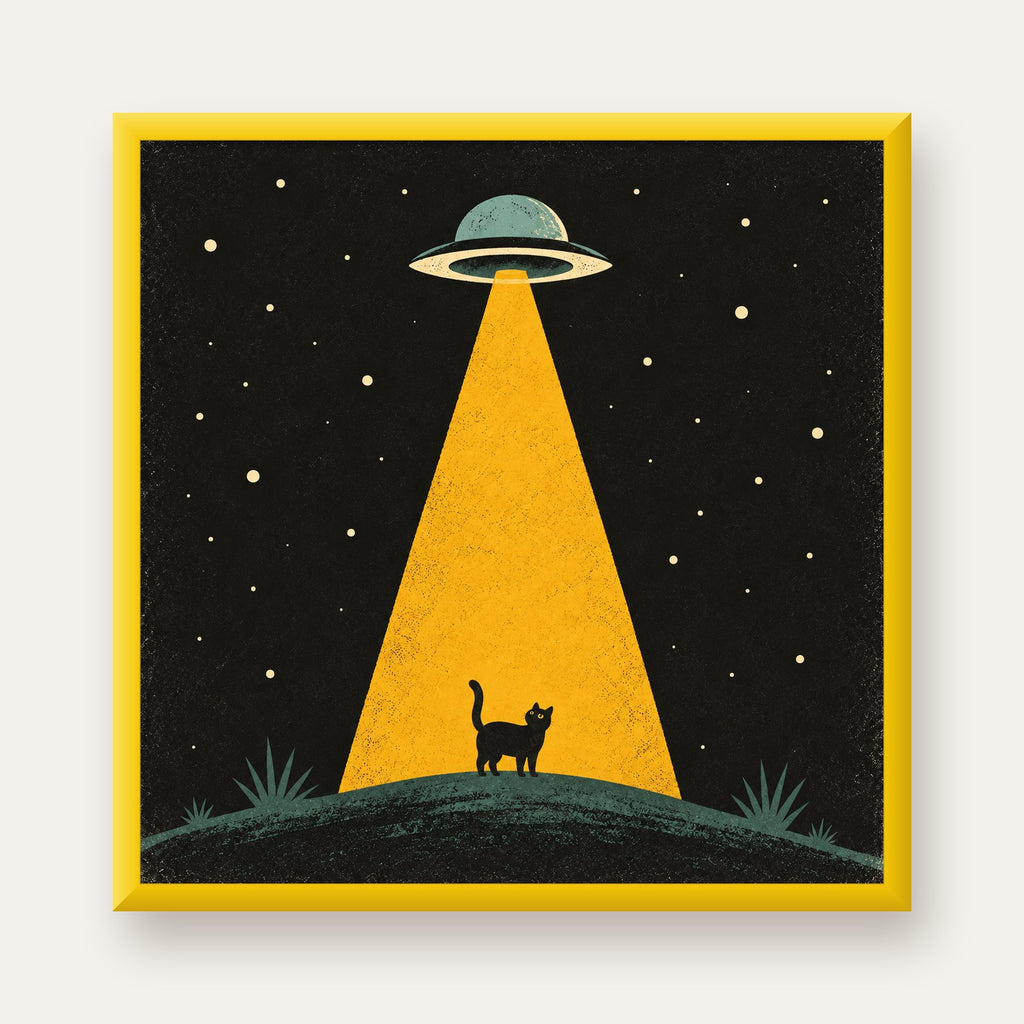 Uzaylı ve Kedi Silüetli Dijital Poster – Gece Gökyüzü Tasarımı — sarı çerçeveli