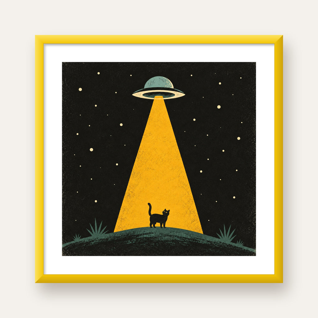 Uzaylı ve Kedi Silüetli Dijital Poster – Gece Gökyüzü Tasarımı — sarı çerçeveli paspartulu