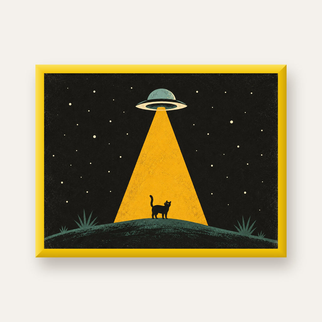 Uzaylı ve Kedi Silüetli Dijital Poster – Gece Gökyüzü Tasarımı — sarı çerçeveli