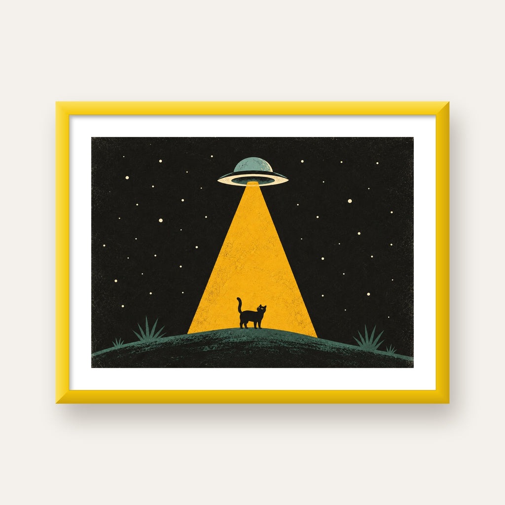 Uzaylı ve Kedi Silüetli Dijital Poster – Gece Gökyüzü Tasarımı — sarı çerçeveli paspartulu