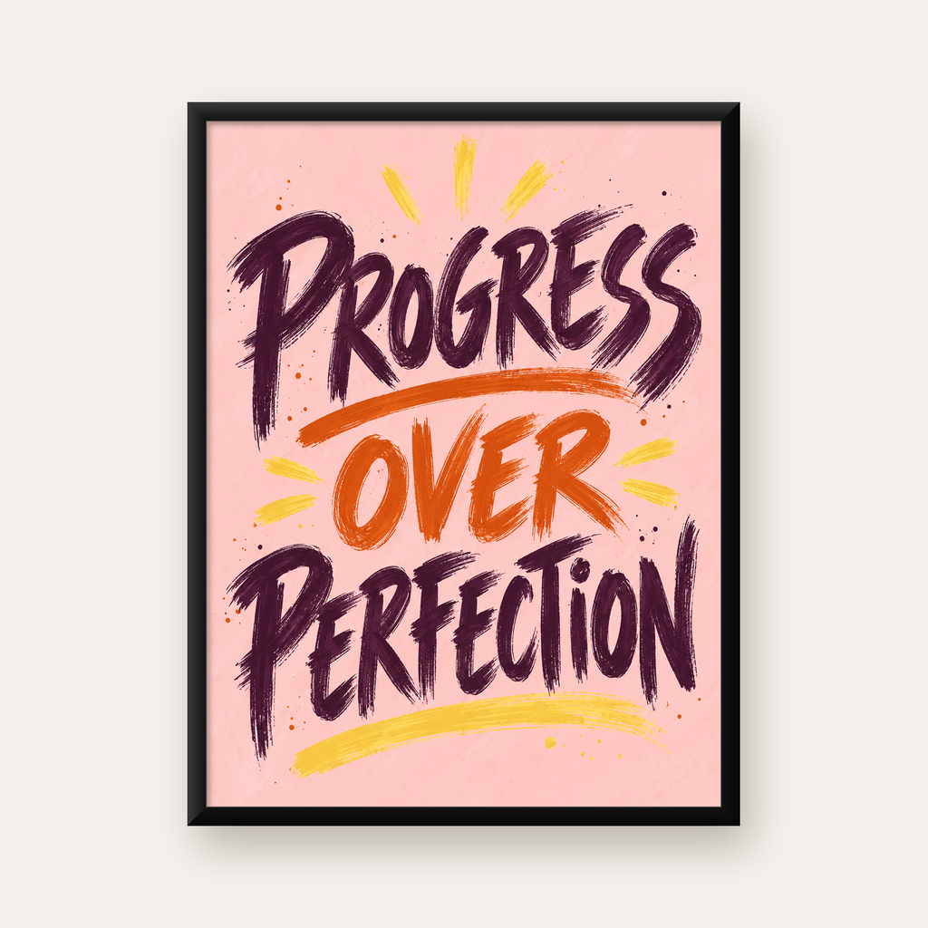 Progress Over Perfection İlham Verici Tipografi Poster — Dikey baskı, düz siyah çerçeveli duvar posteri
