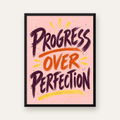 Progress Over Perfection İlham Verici Tipografi Poster — Dikey baskı, düz siyah çerçeveli duvar posteri