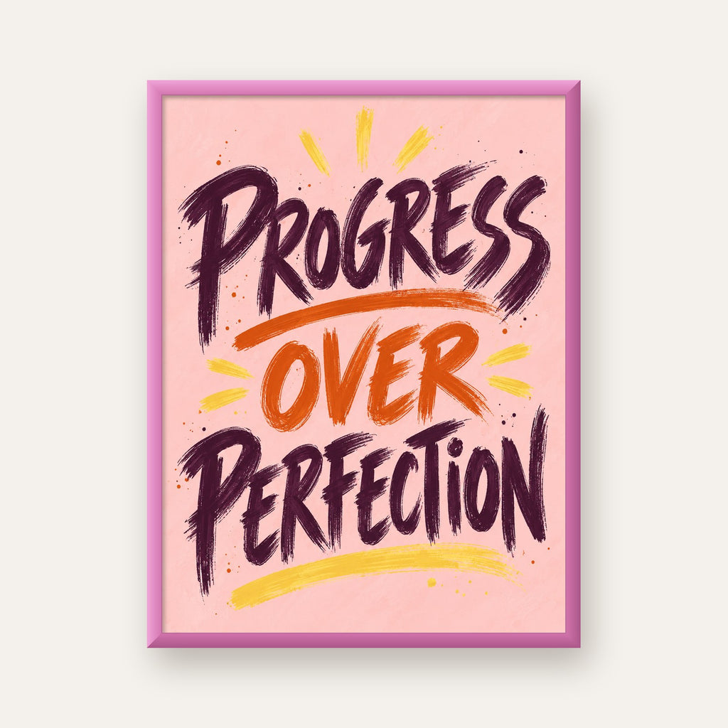 Progress Over Perfection İlham Verici Tipografi Poster — pembe çerçeveli