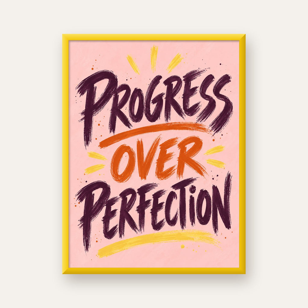 Progress Over Perfection İlham Verici Tipografi Poster — sarı çerçeveli