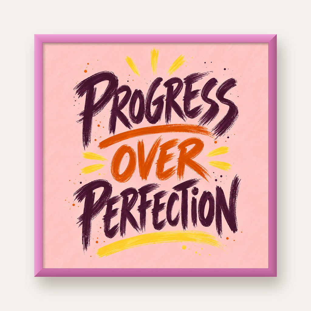 Progress Over Perfection İlham Verici Tipografi Poster — pembe çerçeveli