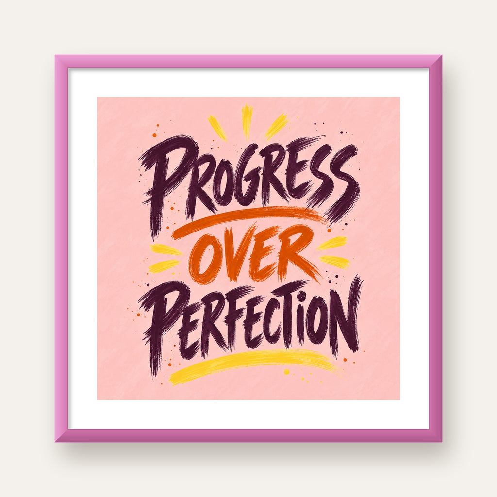 Progress Over Perfection İlham Verici Tipografi Poster — pembe çerçeveli paspartulu