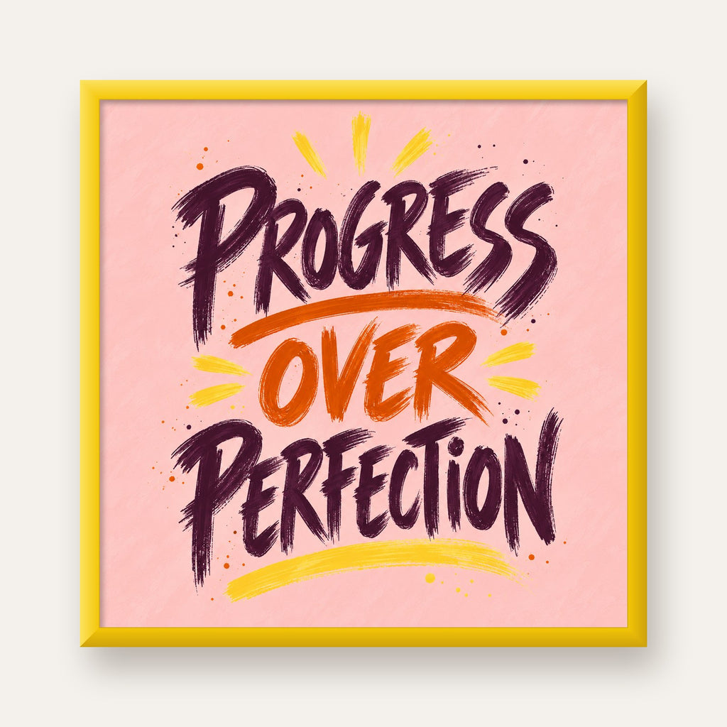 Progress Over Perfection İlham Verici Tipografi Poster — sarı çerçeveli